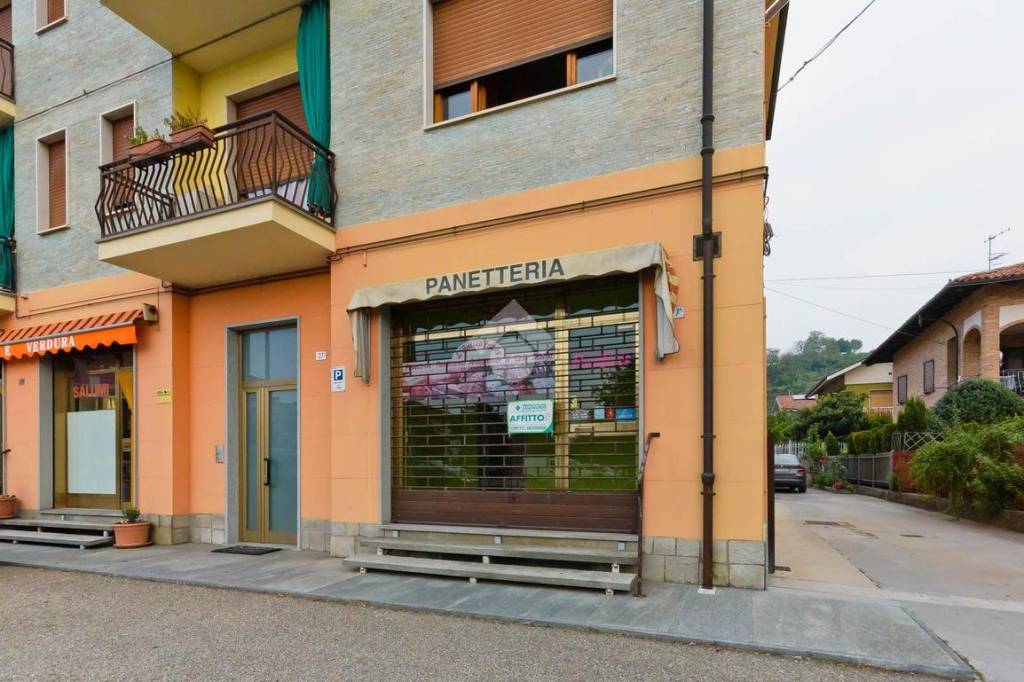 negozio in affitto a Santa Vittoria d'Alba in zona Cinzano