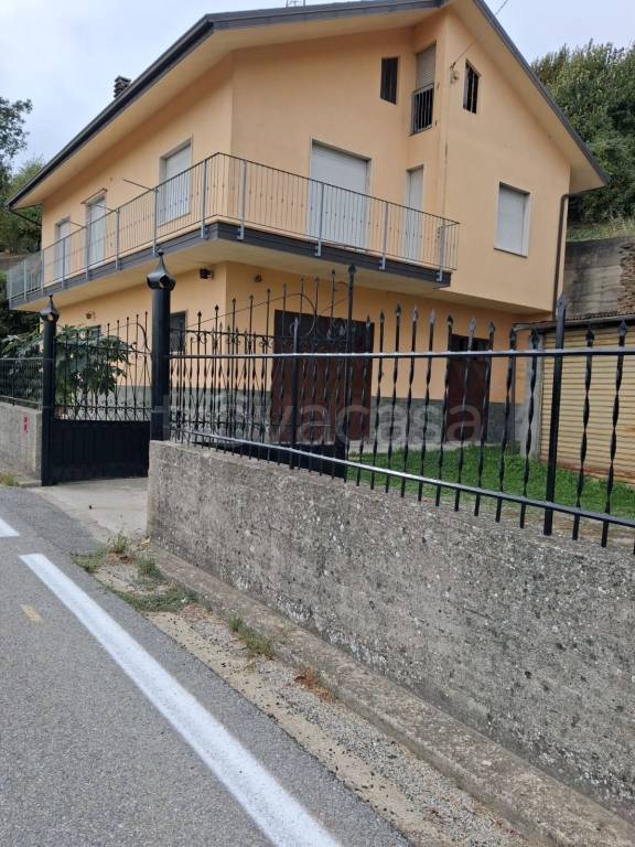 casa indipendente in affitto a Serravalle Langhe