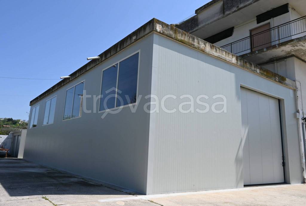locale commerciale in affitto a Cappelle sul Tavo