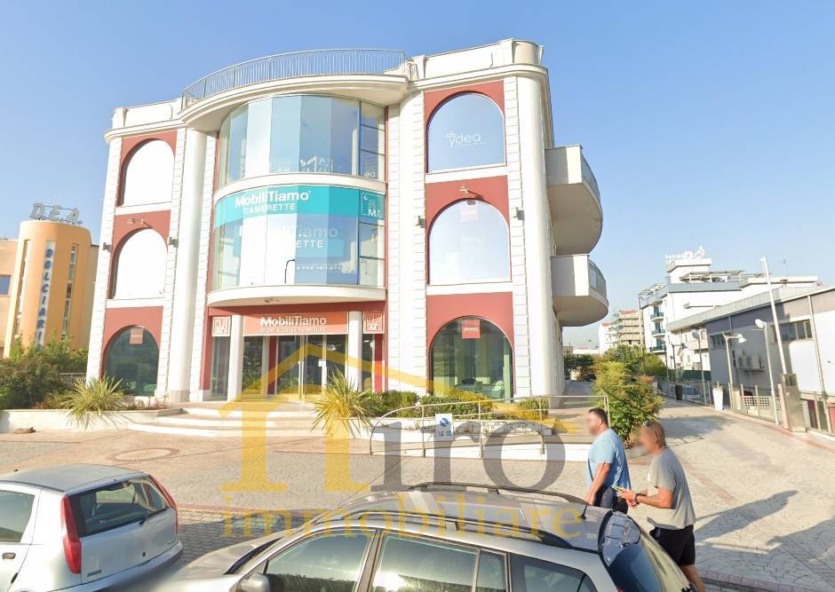 locale commerciale in affitto a Città Sant'Angelo