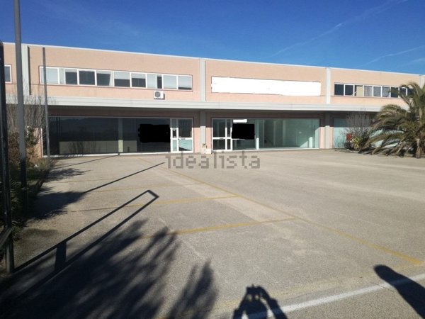 negozio in affitto a Città Sant'Angelo
