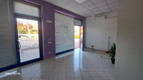 locale commerciale in affitto a Città Sant'Angelo