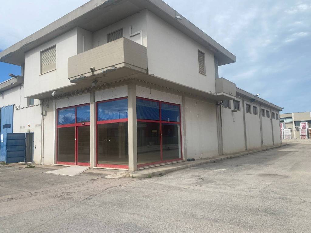 negozio in affitto a Città Sant'Angelo in zona San Martino