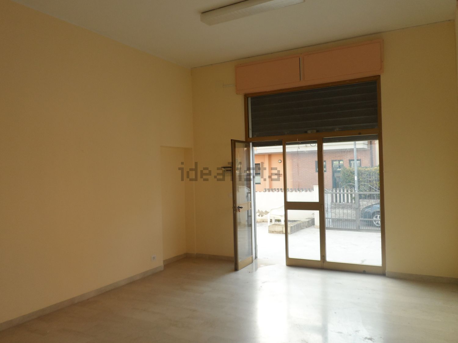 locale commerciale in affitto a Città Sant'Angelo