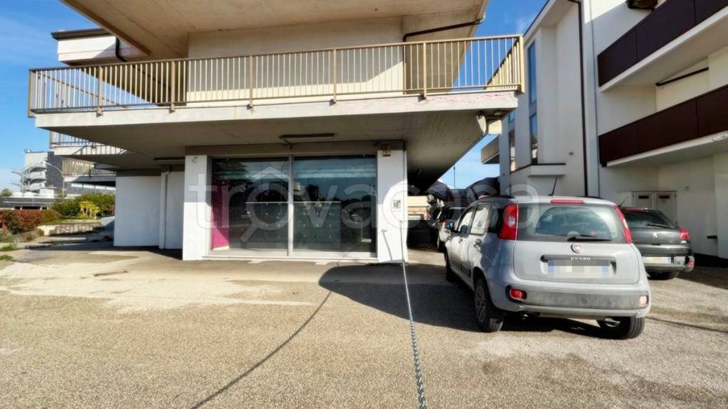 negozio in affitto a Città Sant'Angelo