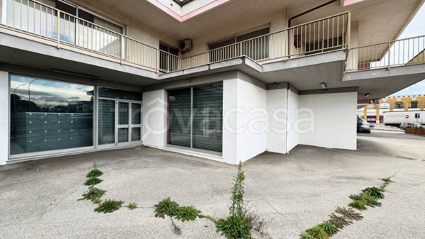 negozio in affitto a Città Sant'Angelo