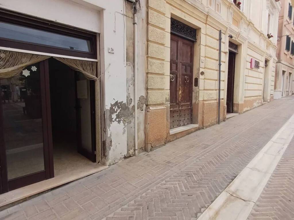 negozio in affitto a Città Sant'Angelo