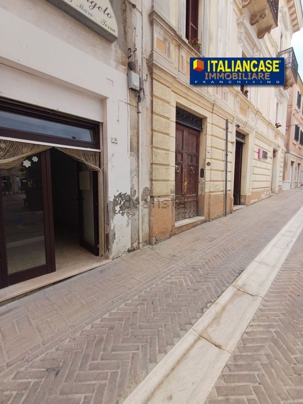 locale commerciale in affitto a Città Sant'Angelo