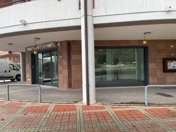 negozio in affitto a Città Sant'Angelo in zona Piano di Sacco