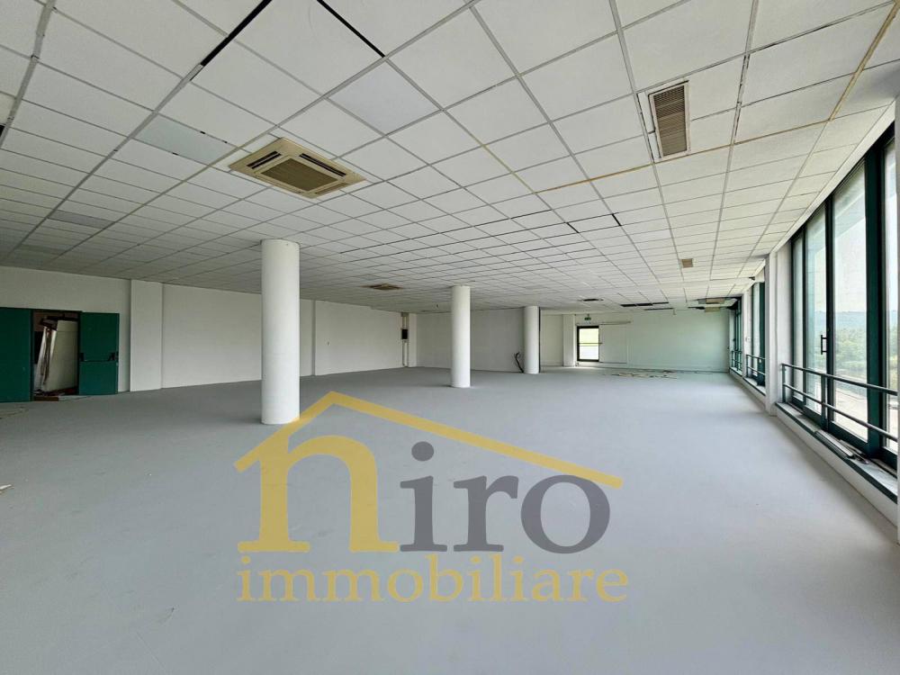 locale commerciale in affitto a Città Sant'Angelo