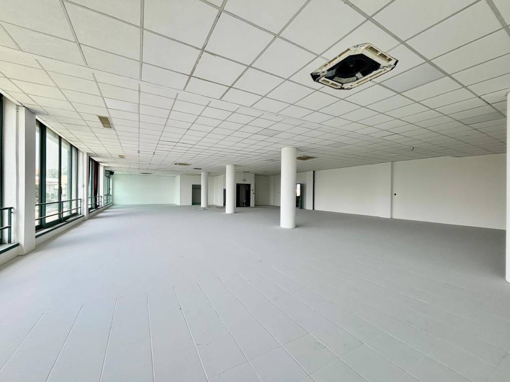 negozio in affitto a Città Sant'Angelo in zona San Martino