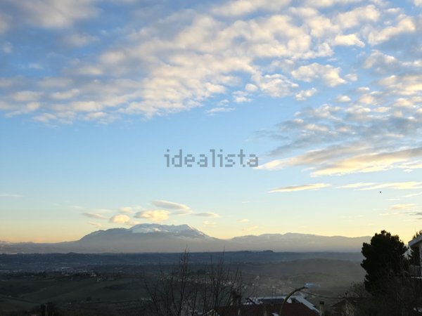appartamento in affitto a Città Sant'Angelo in zona Annunziata