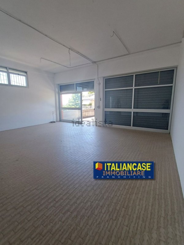 locale commerciale in affitto a Città Sant'Angelo in zona Crocifisso