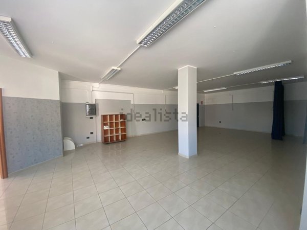 locale commerciale in affitto a Città Sant'Angelo in zona Crocifisso