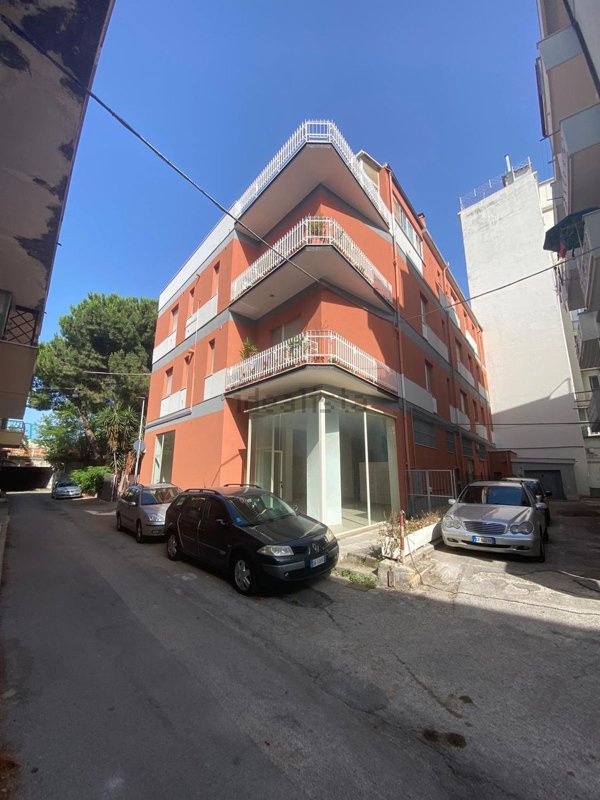 locale commerciale in affitto a Montesilvano