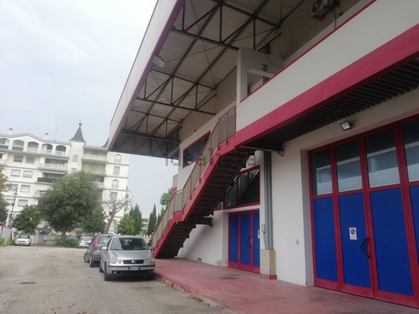 locale commerciale in affitto a Montesilvano