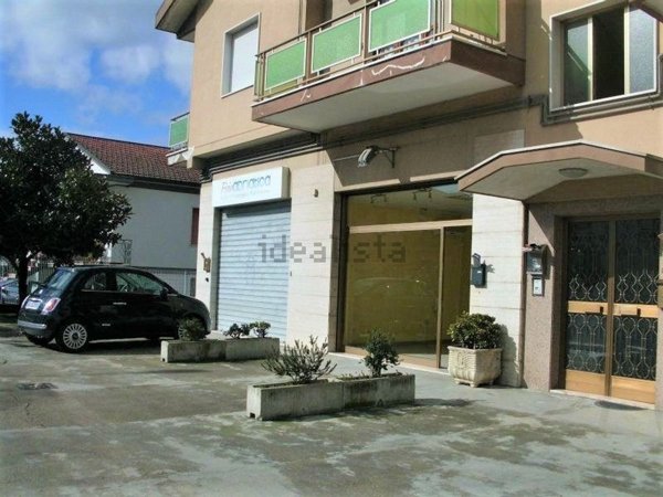 locale commerciale in affitto a Montesilvano