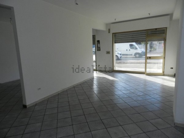 locale commerciale in affitto a Montesilvano