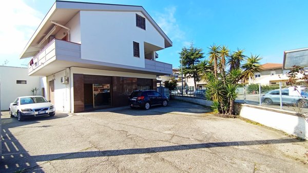 locale commerciale in affitto a Montesilvano