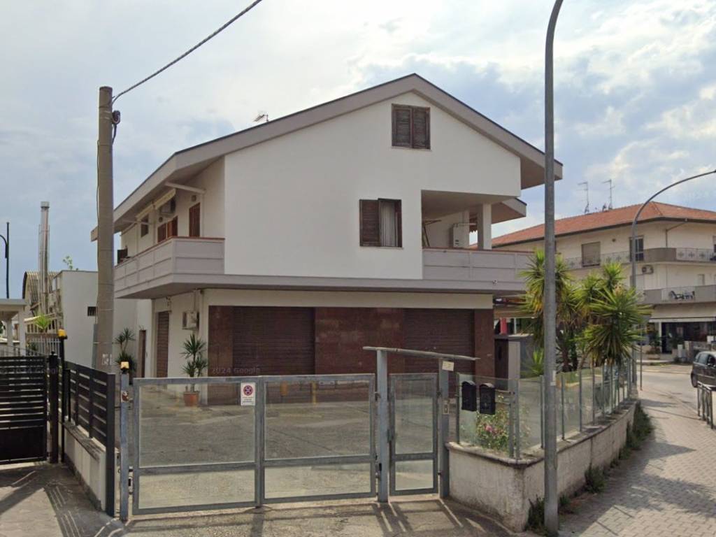 negozio in affitto a Montesilvano in zona Villa Carmine