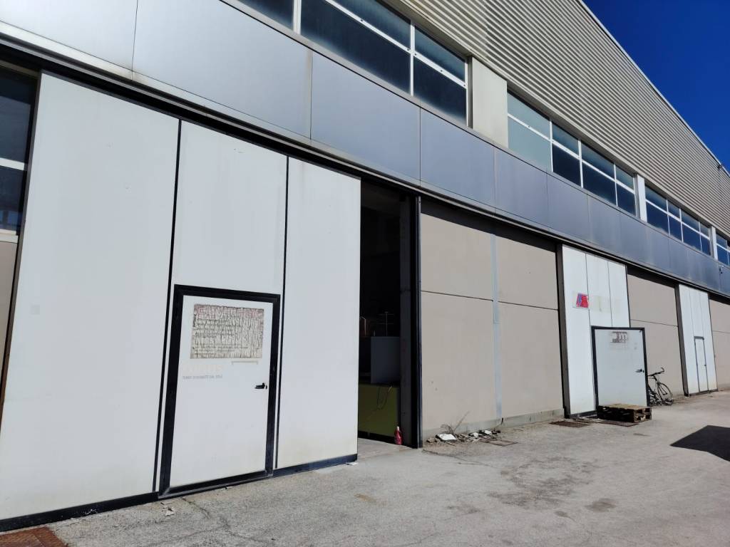 negozio in affitto a Montesilvano