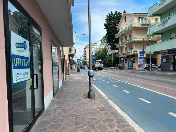 locale commerciale in affitto a Montesilvano
