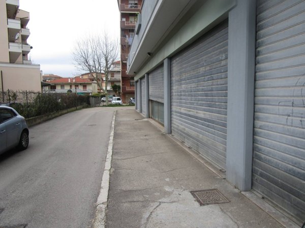 locale commerciale in affitto a Pescara in zona Castellammare