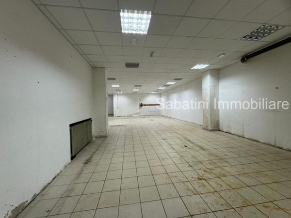negozio in affitto a Pescara in zona Porta Nuova