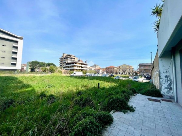 negozio in affitto a Pescara in zona Porta Nuova