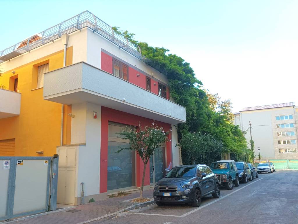 negozio in affitto a Pescara in zona Porta Nuova