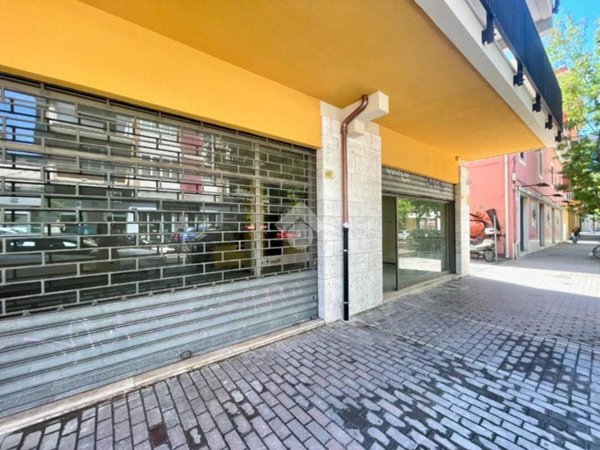 negozio in affitto a Pescara in zona Porta Nuova