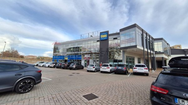 locale commerciale in affitto a Pescara