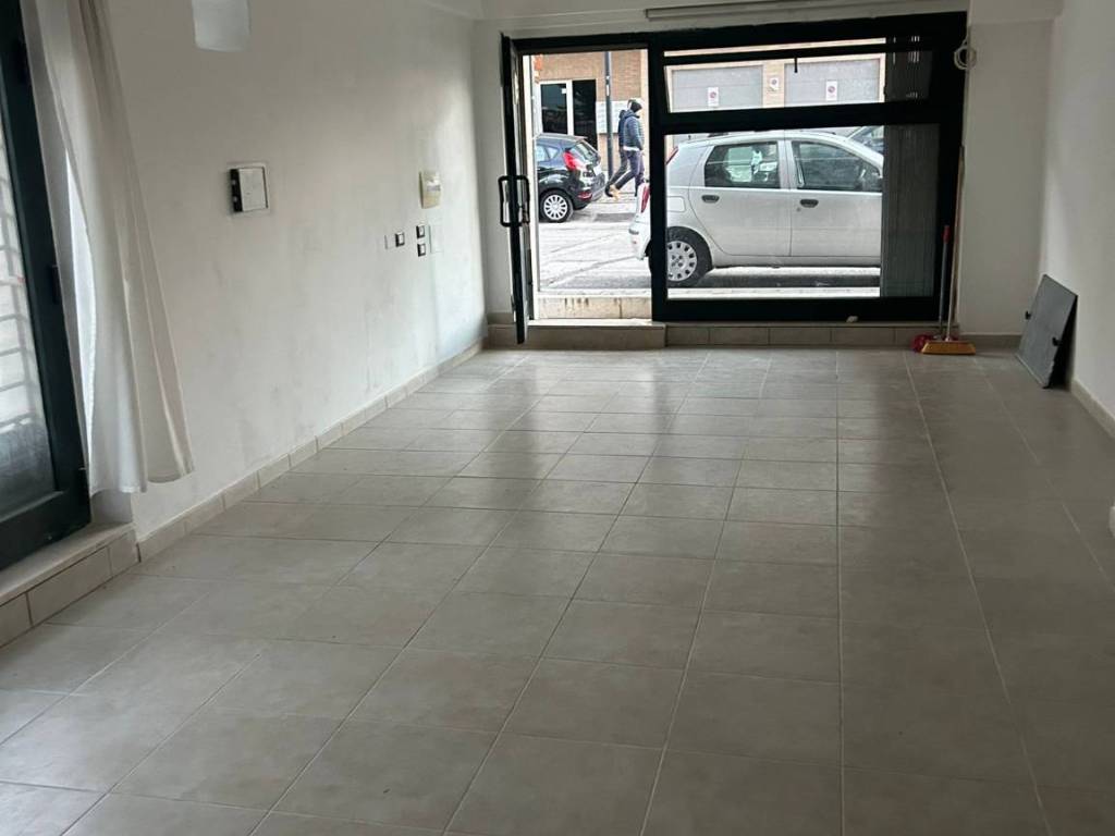 negozio in affitto a Pescara in zona Porta Nuova