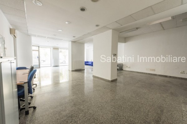 negozio in affitto a Pescara in zona Porta Nuova