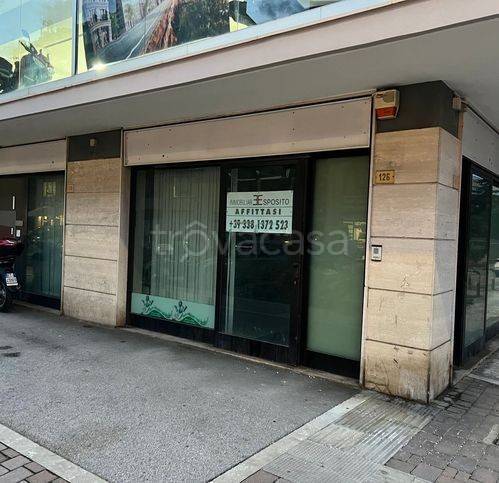 locale commerciale in affitto a Pescara in zona Duca degli Abruzzi