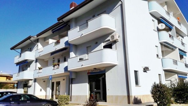 locale commerciale in affitto a Rosciano