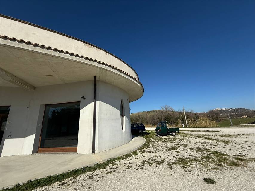 locale commerciale in affitto a Rosciano
