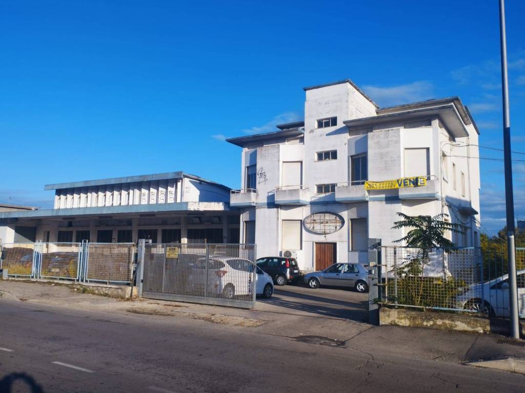 locale commerciale in affitto a Spoltore in zona Villa Raspa