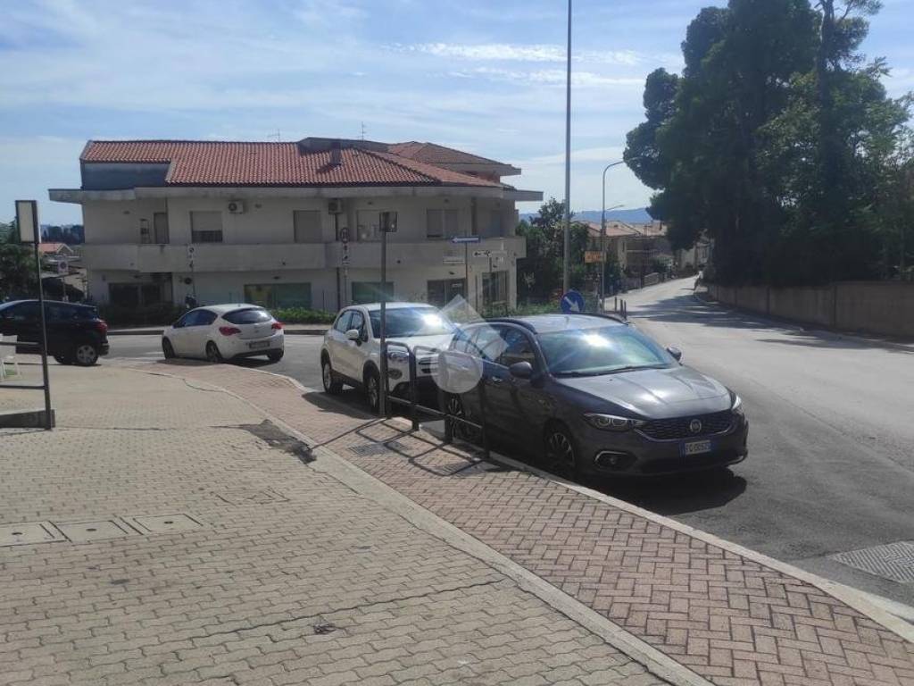 negozio in affitto a Spoltore