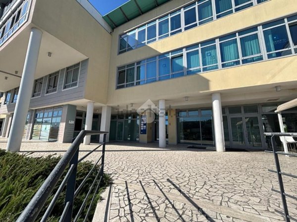ufficio in affitto a Spoltore in zona Villa Raspa
