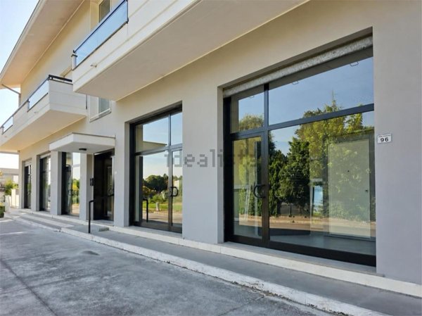 locale commerciale in affitto a Spoltore