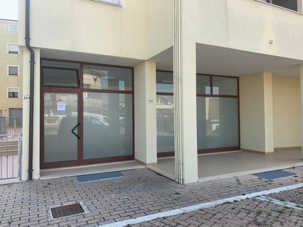locale commerciale in affitto a Spoltore in zona Villa Raspa