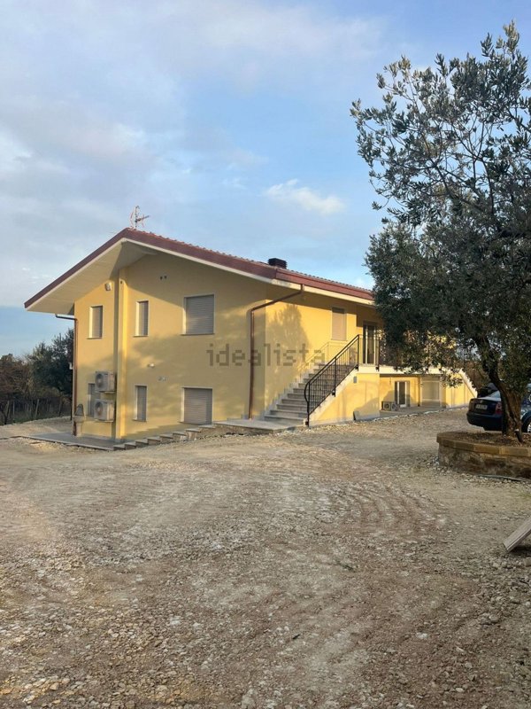 appartamento in affitto ad Arielli in zona Colle Martino
