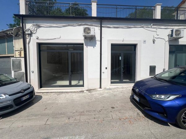 negozio in affitto a Chieti in zona Tricalle