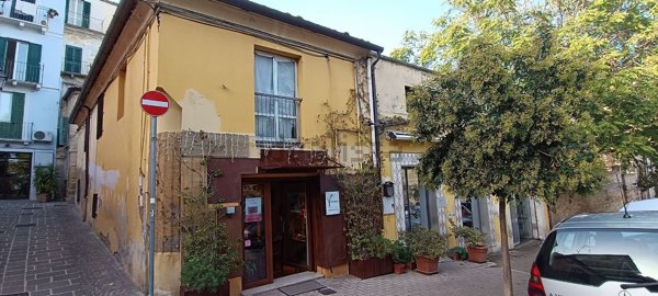 negozio in affitto a Chieti in zona Centro Città