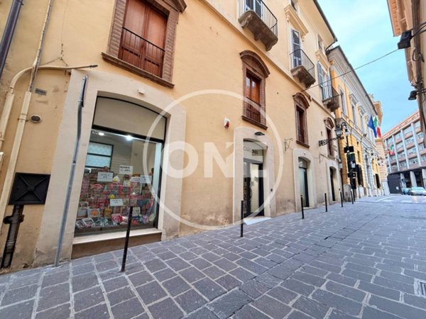 negozio in affitto a Chieti in zona Centro Città