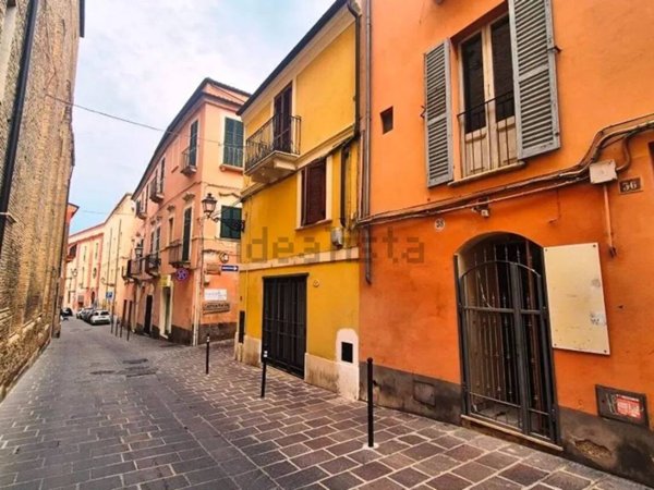 negozio in affitto a Chieti in zona Centro Città