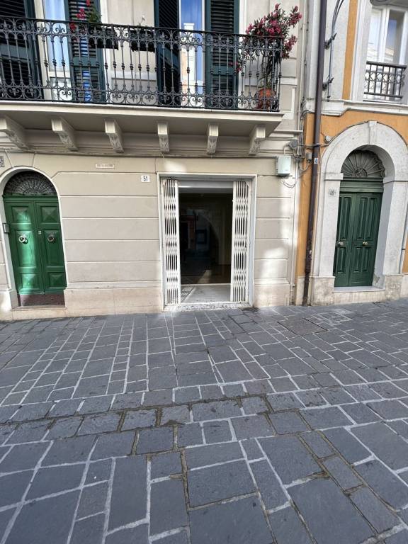 negozio in affitto ad Ortona
