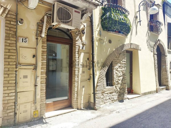 locale commerciale in affitto ad Ortona