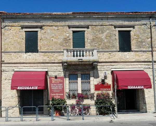 negozio in affitto ad Ortona in zona Caldari